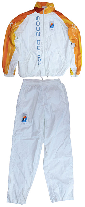 Olympiafackel 2006 Anzug  | Offizieller Anzug für die Läufer des Fackellaufes der Olympischen Winterspiele Turin 2006. Mit aufgenähten, offiziellen Logo des Fackellaufes "Viaggio della Fiamma Olimpica Trorini 2006". Auf der Rückseite und auf den Ärmeln die Olympischen Ringe. Hose ebenfalls mit aufgenähten offziellen Logo des Fackellaufes. Größe: L. Hersteller: Asics. Der Einlieferer hat diesen Anzug beim Olympischen Fackellauf am 31.12.2005 in Neapel getragen.