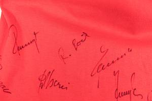 Bayern Munich 1980/81 shirt - Original match-worn/issued FC Bayern Munich player shirt, with the number 8 on the back. Worn or prepared for a Bundesliga match during the 1980/1981 season. The shirt is signed by the team (including signatures from Rummenigge, Junghans, Hoeneß, Mathy, Dürnberger, Aas, and others). Status:ABC. Long-sleeved shirt; size 7/8 large; 'Magirus Deutz' advertising print in flock; rubberized adidas logo; player number and 'Bayern München' lettering on the back in flock; adidas. Condition: A- - Bild 9