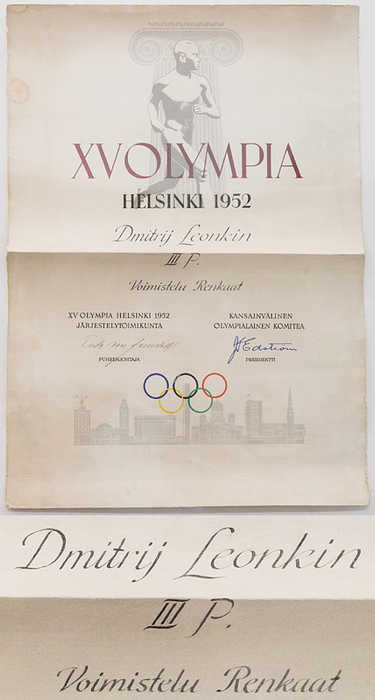 Olympiadiplom OSS1952  | Siegerdiplom für die Bronzemedaille „XV Olympia Helsinki 1952. Dmitrij Leonkin III. P.  Voimistelu Renkaat“ 3.Platz für Dmitrij Leonkin (UdSSR)  im Turnen Ringe. 53x35 cm