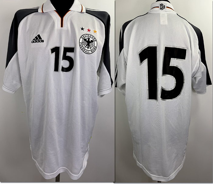 DFB - Trikot 2001  | Original match worn / issued DFB Spielertrikot mit der Nummer 15 von Dariusz Wosz. Vorbereitet für ein Länderspiel im Jahr 2001. Trikot stammt aus der Sammlung eines schweizer Nationalspielers. Dieses Trikot war ein Ausstellungsstück in einem Schweizer Sportmuseum. Status:ABA.