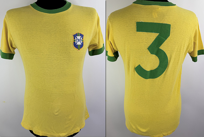 Carlos Alberto - Shirt Brazil 1974 - Original match-worn Brazil player shirt, number 3 (Carlos Alberto). Worn in the match against FC Basel on June 3, 1974. Swapped shirt. This shirt comes from the collection of Swiss international player Karl Odermatt and was an exhibit in a Swiss sports museum. Status:AAA. Short-sleeved shirt; size M; manufacturer Umbro; sewn-on federation crest and back number; 100% cotton. Condition: A