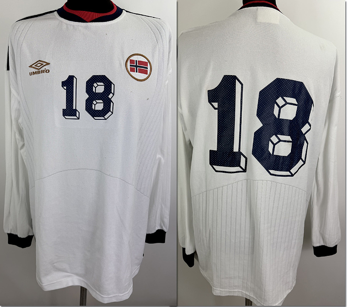 match worn football shirt Norway 2000 - Original match-worn Norway player shirt (number 18, Derek Sorensen), worn in the match against Switzerland on March 29, 2000, in Lugano. Match-worn jersey of a Swiss national team player. Status AAA; long-sleeved shirt; size XL; embroidered association crest and Umbro manufacturer logo; heat-applied player number; 100% polyester. Condition: A