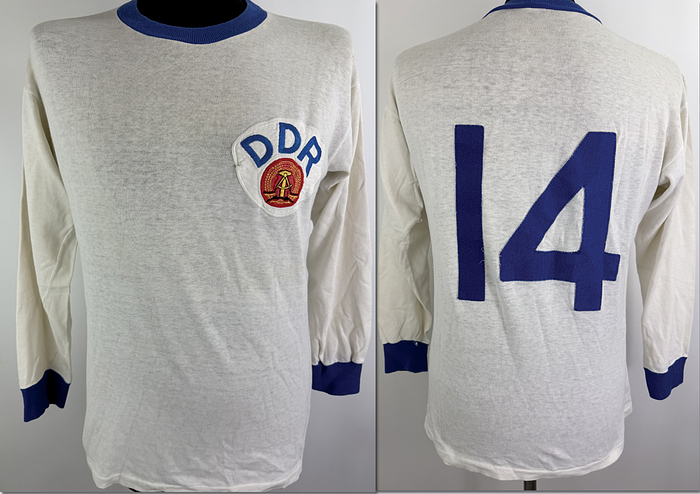 DDR - Trikot 1970er  | Original match worn DDR Spielertrikot mit der Nummer 14 von Jürgen Sparwasser. Getragen in einem Länderspiel in den 1970er Jahren. Trikot stammt aus der Sammlung des Schweizer Nationalspielers Karl Odermatt und war ein Ausstellungstück in einem schweizer Sportmuseum. Status:ABB.
