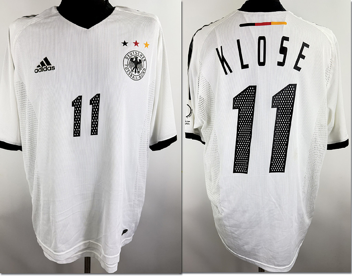 DFB - Trikot 2002 WM  | Original match issued DFB Spielertrikot mit der Nummer 11 von Miroslav Klose. Vorbereitet für das Finale der Fußball - Weltmeisterschaft 2002 Deutschland-Brasilien am Sonntag, 30. Juni 2002, 13:00 Uhr, Nissan Stadium, Yokohama, Japan. Trikot stammt aus der Sammlung eines ehemaligen DFB-Mitarbeiters. Status AAB