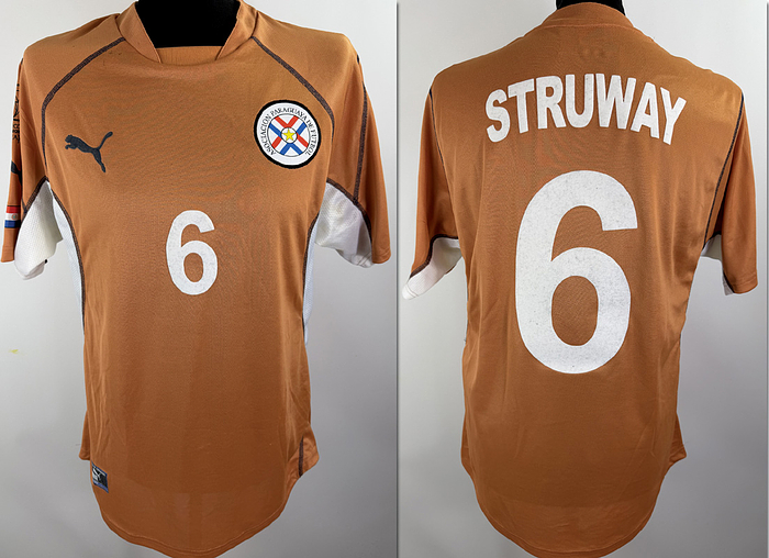 Paraguay - Trikot 2002 WM  | Original match issued  Paraguay Spielertrikot mit der Nummer 6 von Estanislao Struway Samaniego  Vorbereitet für ein Spiel der Weltmeisterschaft 2002 in Südkorea und Japan. Trikot stammt aus der Sammlung eines ehemaligen DFB-Mitarbeiters. Status:ABB