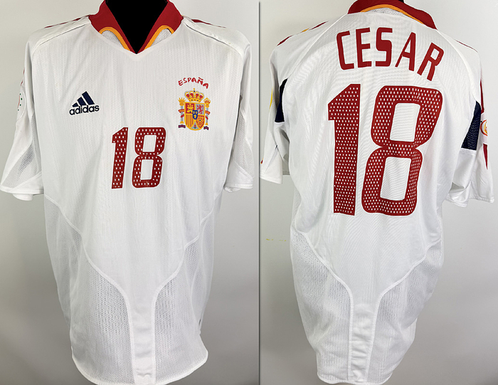 Spanien - Trikot 2004 EM  | Original match issue Spanien Spielertrikot mit der Nummer 18 von Cesar. Vorbereitet für ein Spiel der Europameisterschaft 2004 in Portugal und Spanien. Status ABB