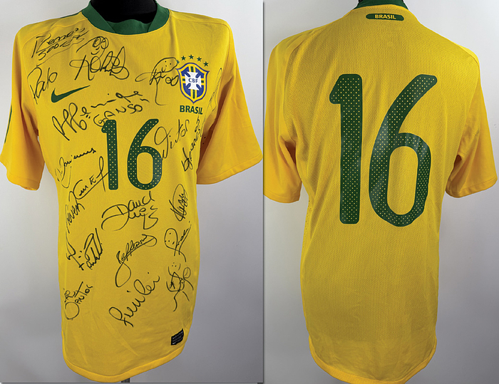 Brasilien - Trikot 2010  | Original match issued Brasilien Spielertrikot mit der Nummer 16 von Carlos Eduardo.Getragen in einem Länderspiel in 2010/2011. Trikot ist Kadersigniert. Trikot stammt aus der Sammlung eines ehemaligen DFB-Mitarbeiters. Status: ABB