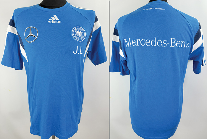  - Original match-worn DFB training jersey belonging to Joachim Löw. Used during training sessions in the 2014 World Cup year. Status:ABB Short-sleeved training shirt; size M; sewn-on DFB crest; rubberized sponsor logo; flocked "JL" initials; 100% polyester; made in China. --v Condition: A