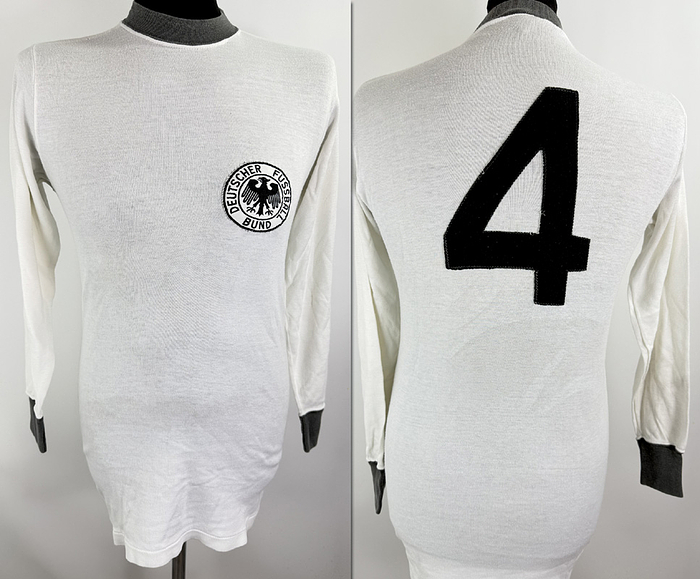 DFB  - Trikot 1969  | Original match worn  Spielertrikot der Nationalmannschaft mit der Nummer 4 aus dem Länderspieljahr 1968/1969. Langarm, Hersteller Umbro. Kommt aus der Sammlung von  des ehemaligen DFB-Busfahrers; Status: ABB