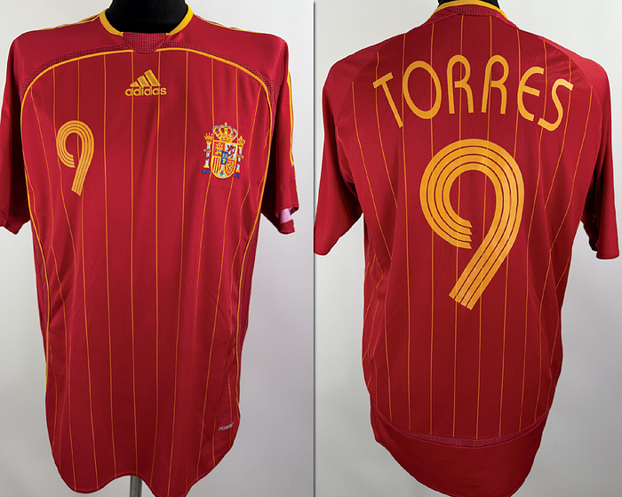 Spanien  - Trikot 2007  | Original match worn Spanien Spielertrikot mit der Nummer 9 von Fernando Torres. Getragen in einem EM 2008 Qualifikationsspiel. Status ABB.
