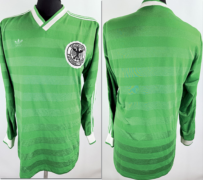 DFB - Trikot 1985  | Original match worn DFB Trainigstrikot.Getragen in eienm Trainingsspiel in 1985. Trikot stammt aus der Sammlung eines ehemaligen DFB-Betreuers. Status ABA