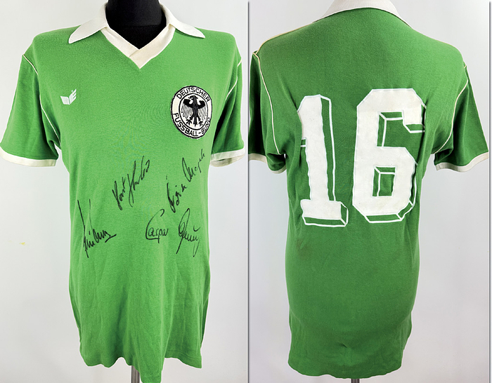 DFB  - Trikot 1980  | Original match issued DFB Spielertrikot mit der Nummer 6 von der U21 Nationalmannschaft aus 1980.Kommt aus der Sammlung von  des ehemaligen DFB-Busfahrers; Status ABB