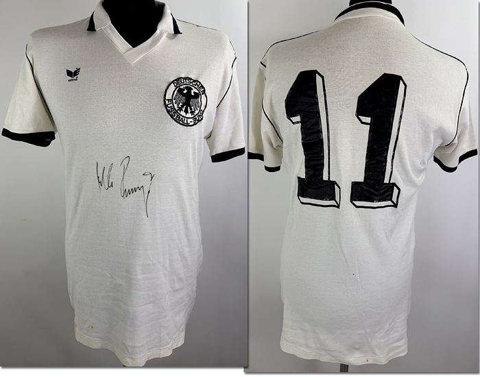  - Original match-issued DFB player shirt (number 11) worn by Karl-Heinz Rummenigge in 1980. Comes from the collection of the former DFB team bus driver; Status:ABB. With an original signature by Michael Rummenigge on the front. short-sleeved shirt; size 7/8; sewn-on DFB logo; heat-applied Erima manufacturer logo and player number; 100% cotton; made in West Germany. Condition: A