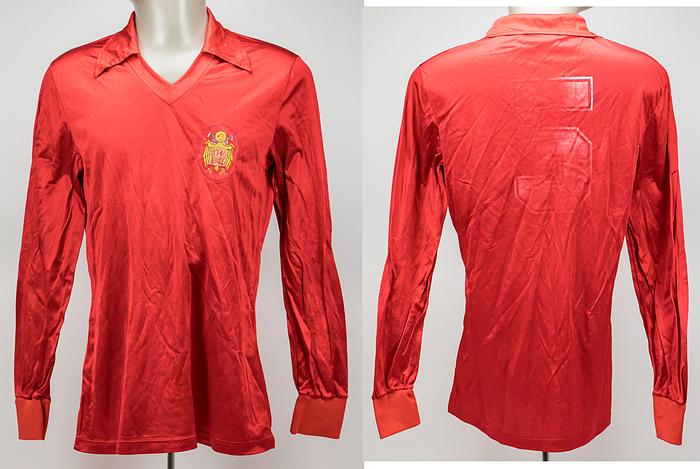  - Original match-worn Spain player shirt, number 5, belonging to Andoni Goikoetxea. Worn during an international match in 1984. This jersey was obtained via a shirt swap with German international and 1990 World Cup winner Rudi Völler. The jersey comes from the circle of Rudi Völler’s family. Status: ABA. --Long-sleeved jersey; size L; association emblem sewn on; player number applied using a wet-flock process; polyester blend (28% acetate, 72% cotton). --Number on the back is heavily faded. Condition: C