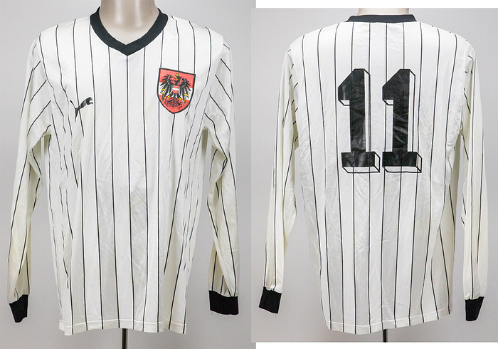  - Original match-worn Austria playershirt, number 11, belonging to Jürgen Werner. Worn during the international match against Germany on October 29, 1986, in Vienna. This jersey was obtained via a shirt swap with German international and 1990 World Cup champion Rudi Völler. The jersey comes from the personal circle of Rudi Völler’s family. Status: AAA. --Long-sleeved jersey; size 7–8; federation emblem stitched on, manufacturer’s logo (Puma) applied as a rubberized print; player number applied as a rubberized print; 70% polyamide, 30% triacetate; made in West Germany. Condition: A-