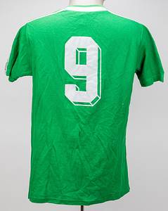  - Original match worn / issued DFB player shirt, bearing the number 9 and belonging to Rudi Völler. Prepared for the 1986 FIFA World Cup final between Germany and Argentina, held on June 29, 1986, at the Estadio Azteca (Mexico City). The jersey comes from the circle of Rudi Völler’s family. Status: AAA. --Short-sleeved jersey; size 7/8, L; DFB eagle emblem stitched on; manufacturer’s logo applied as a rubberized print; back number applied using a wet-flock process; 56% cotton, 44% polypropylene; Climalite 2000; made in West Germany. Condition:  - Bild 2