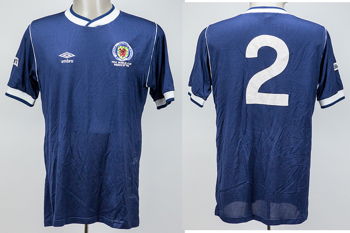 Schottland - Trikot 1986 WM  | Original match issued Schottland Spielertrikot mit der Nummer 2 von Richard Gough. Vorbereitet für das Spiel der Weltmeisterschaft 1986  -Deutschland - Schottland am 08.06.1986 in Queretaro, Mexiko. Tauschtrikot des deutschen Nationalspielers und Fußball - Weltmeisters 1990 Rudi Völler. Trikot stammt aus aus dem Umfeld der Familie von Rudi Völler. Status:AAA.