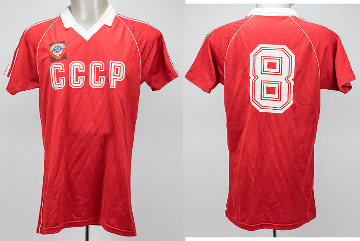 1UdSSR - Trikot 1985  | Original match worn Sowjetunion Spielertrikot der mit der Nummer 8 von Oleg Protasov dem Spiel gegen Deutschland am 28.08.1985 in Moskau. Tauschtrikot des deutschen Nationalspielers und Fußball - Weltmeisters 1990 Rudi Völler. Trikot stammt aus aus dem Umfeld der Familie von Rudi Völler. Status:AAA.