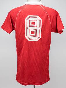  - Original match-worn Soviet Union player shirt, bearing the number 8 and belonging to Oleg Protasov, from the match against Germany on August 28, 1985, in Moscow. This is a jersey swapped with German international and 1990 World Cup champion Rudi Völler. The jersey comes from the personal circle of Rudi Völler’s family. Status: AAA. --Short-sleeved jersey; size M-L. Association logo stitched on; number on the back applied as a rubberized print; fabric blend; care label has been removed. Condition: A- - Bild 2