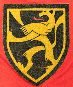  - Original match-worn Belgium player shirt, number 5, belonging to Michel Renquin. Worn during an international match in 1980. This jersey was obtained via a shirt swap with German international and 1990 World Cup champion Rudi Völler. The jersey comes from the personal circle of Rudi Völler’s family. Status: ABA. --Short-sleeved jersey; size M; federation emblem sewn on, Adidas manufacturer logo applied as a rubberized print; player number applied via flocking; 72% polyamide, 28% acetate; made in France. Condition: A- - Bild 4
