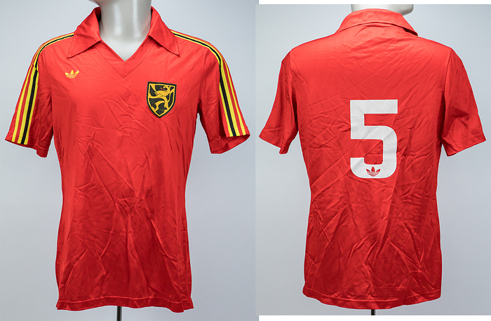 1Belgien - Trikot 1979-80  | Original match worn Belgien Spielertrikot mit der Nummer 5 von Michel Renquin. Getragen in einem Länderspiel in 1980. Tauschtrikot des deutschen Nationalspielers und Fußball - Weltmeisters 1990 Rudi Völler. Trikot stammt aus aus dem Umfeld der Familie von Rudi Völler. Status:ABA.