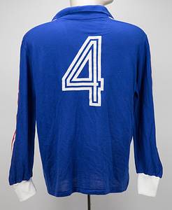  - Original match-worn France playershirt, number 4, belonging to Yvon Le Roux from the match against Germany on April 18, 1984, in Strasbourg. This jersey was obtained via a shirt swap with German international and 1990 World Cup champion Rudi Völler. The jersey comes from the personal collection/circle of Rudi Völler’s family. Status: AAA. --Short-sleeved jersey; size M-L; federation emblem and Adidas manufacturer logo stitched on; player number applied via flocking; 51% polyester, 49% cotton; made in France. Condition: A- - Bild 2
