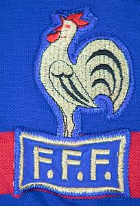  - Original match-worn France playershirt, number 4, belonging to Yvon Le Roux from the match against Germany on April 18, 1984, in Strasbourg. This jersey was obtained via a shirt swap with German international and 1990 World Cup champion Rudi Völler. The jersey comes from the personal collection/circle of Rudi Völler’s family. Status: AAA. --Short-sleeved jersey; size M-L; federation emblem and Adidas manufacturer logo stitched on; player number applied via flocking; 51% polyester, 49% cotton; made in France. Condition: A- - Bild 3