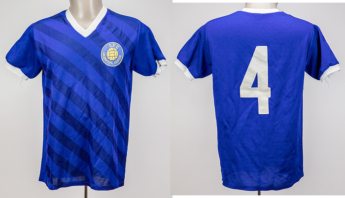 Leipzig, Lokomotive - Trikot 1980  | Original match worn LOK  Leipzig Spielertrikot der mit der Nummer 4 von Gunter Sekora. Eingesetzt wurde dieses Trikot in Spielen der DDR-Oberliga ca. 1980. Trikot stammt aus aus dem Umfeld der Famile von Rudi Völler. Status:ABA.