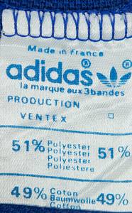  - Original match-worn France playershirt, number 4, belonging to Yvon Le Roux from the match against Germany on April 18, 1984, in Strasbourg. This jersey was obtained via a shirt swap with German international and 1990 World Cup champion Rudi Völler. The jersey comes from the personal collection/circle of Rudi Völler’s family. Status: AAA. --Short-sleeved jersey; size M-L; federation emblem and Adidas manufacturer logo stitched on; player number applied via flocking; 51% polyester, 49% cotton; made in France. Condition: A- - Bild 6