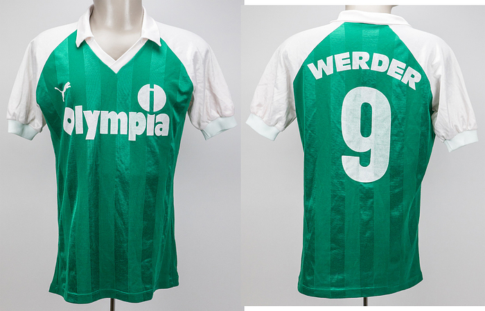Bremen, Werder - Trikot 82/83  | Original match worn Werder Bremen Spielertrikot mit der Nummer 9 von Rudi Völler. Getragen in einem Bundesligaspiel in 1982/1983. In der Saison 1982/83 wechselte Rudi Völler zum SV Werder Bremen, wo er mit 23 Toren Torschützenkönig der Bundesliga wurde. Zudem erhielt er die Auszeichnung als Deutschlands Fußballer des Jahres. Trikot stammt aus aus dem Umfeld der Familie von Rudi Völler. Status:ABA.