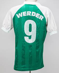 Bremen, Werder - Trikot 82/83  | Original match worn Werder Bremen Spielertrikot mit der Nummer 9 von Rudi Völler. Getragen in einem Bundesligaspiel in 1982/1983. In der Saison 1982/83 wechselte Rudi Völler zum SV Werder Bremen, wo er mit 23 Toren Torschützenkönig der Bundesliga wurde. Zudem erhielt er die Auszeichnung als Deutschlands Fußballer des Jahres. Trikot stammt aus aus dem Umfeld der Familie von Rudi Völler. Status:ABA. - Bild 2