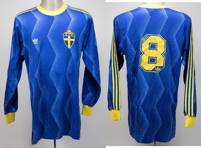 1Schweden - Trikot 1988  | Original match worn Schweden Trikot von Robert Prytz. Trikot stammt aus dem 4. Länder-Turnier und wurde von Prytz im Spiel gegen Deutschland am 31.03.1988 getragen. Prytz war Torschütze beim Elfmeterschiessen. Tauschtrikot des deutschen Nationalspielers und Fußball - Weltmeisters 1990 Rudi Völler. Trikot stammt aus dem Umfeld der Familie von Rudi Völler. Status:AAA.
