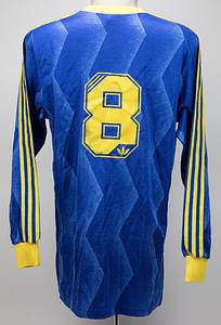 1Schweden - Trikot 1988  | Original match worn Schweden Trikot von Robert Prytz. Trikot stammt aus dem 4. Länder-Turnier und wurde von Prytz im Spiel gegen Deutschland am 31.03.1988 getragen. Prytz war Torschütze beim Elfmeterschiessen. Tauschtrikot des deutschen Nationalspielers und Fußball - Weltmeisters 1990 Rudi Völler. Trikot stammt aus dem Umfeld der Familie von Rudi Völler. Status:AAA. - Bild 2
