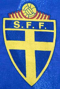  - Original match-worn Sweden shirt belonging to Robert Prytz. The jersey originates from the 4-Nations Tournament and was worn by Prytz during the match against Germany on March 31, 1988. Prytz scored a goal during the penalty shootout. This is a jersey swapped with German international and 1990 World Cup champion Rudi Völler. The jersey comes from the personal collection of Rudi Völler’s family. Status: AAA. --Long-sleeved jersey; size 7/8, L; association logo applied via wet-flock process; manufacturer's logo rubberized; back number applied via wet-flock process; 40% cotton, 40% polyester, 20% viscose. Made in West Germany. Condition: A- - Bild 4