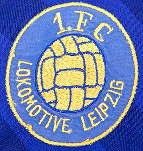 Leipzig, Lokomotive - Trikot 1980  | Original match worn LOK  Leipzig Spielertrikot der mit der Nummer 4 von Gunter Sekora. Eingesetzt wurde dieses Trikot in Spielen der DDR-Oberliga ca. 1980. Trikot stammt aus aus dem Umfeld der Famile von Rudi Völler. Status:ABA. - Bild 5
