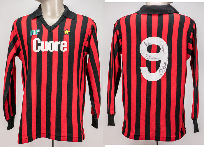 1Mailand, AC - Trikot 1984  | Original match worn AC Mailand Spielertrikot mit der Nummer 9 von Luther Blissett. Getragen in einem Spiel der Serie A in 1983/1984. Trikot stammt aus der Sammlung aus dem Umfeld der Familie von Rudi Völler. Status:ABA.