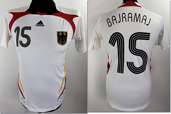 Olympia - Trikot 2008  | Original match worn  DFB Spielertrikot mit der Nummer 15. Getragen von Fatmire „Lira“ Alushi (geborene Bajramaj).Bei den Olympischen Sommerspielen 2008 in Peking erzielte sie ihren bis dahin größten sportlichen Erfolg mit der Nationalmannschaft.Im Spiel um Platz drei gegen Japan schoss Fatmire Bajramaj nach ihrer Einwechslung beide entscheidenden Tore zum 2:0-Sieg für Deutschland.Trikot stammt aus der Sammlung eines ehemaligen DFB-Mitarbeiters. Status:AAB.