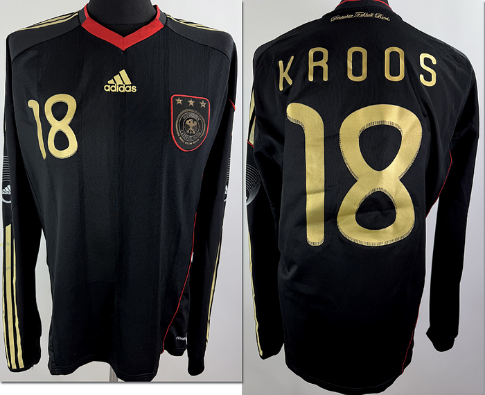 DFB - Trikot 2010  | Original match issued DFB Spielertrikot mit der Nummer 18. Vorbereitet für Toni Kroos für das Länderspiel gegen Schweden am 17.11.2010 in Göteburg.Trikot stammt aus der Sammlung eines ehemaligen DFB-Mitarbeiters. StatusAAB