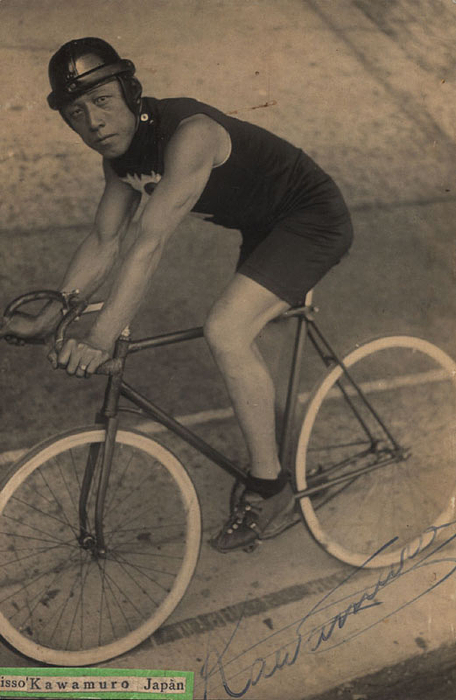 Kawamuro, Kisso  | (1892-1973) S/W-Foto mit original Signatur von Kisso Kawamuro (JAP). Kawamuro war Profiradfahrer und nahm 1926 als erster Japaner an der Tour de France teil. Er schied bereits nach der ersten Etappe aus, sein zweiter Versuch ein Jahr später endete mit dem gleichen Ergebnis. Erste siebzig Jahre später, 1996, nahme der nächste Japaner an der Tour de France teil!. 14x9 cm.