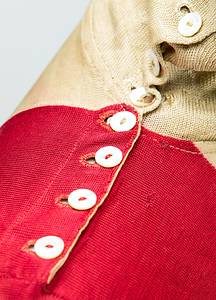 Radsporttrikot - Weltmeister 1901 Robl  | Original getragenes Radsporttrikot (match worn) von Thaddäus Robl bei seinen Weltmeisterschaftssiegen 1901 und 1902. Seidentrikot in den Farben des Deutschen Reiches mit aufgestickten wilhelminischen Kaiseradler (Baumwolle, Goldbrokat). Mit Knopfleiste und Perlmutknöpfen. Museumstück!!!. - Bild 4
