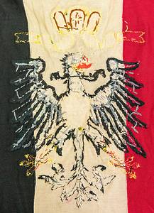 Radsporttrikot - Weltmeister 1901 Robl  | Original getragenes Radsporttrikot (match worn) von Thaddäus Robl bei seinen Weltmeisterschaftssiegen 1901 und 1902. Seidentrikot in den Farben des Deutschen Reiches mit aufgestickten wilhelminischen Kaiseradler (Baumwolle, Goldbrokat). Mit Knopfleiste und Perlmutknöpfen. Museumstück!!!. - Bild 5