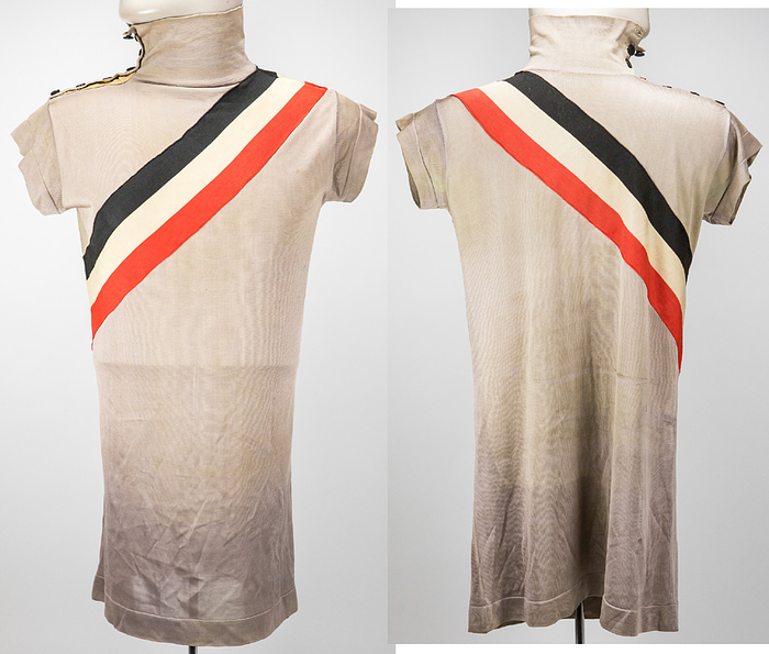 Radsporttrikot - Weltmeister 1897 Arnd  | Original getragenes Radsporttrikot (match worn) von Willy Arend (1876-1964) das er nach seinem Sieg 1896 bei der Deutschen Meisterschaft im Sprint und vermutlich auch bei seinem Weltmeisterschaftssieg der Profis 1897 in Glasgow im Bahnradsport. Nur ein deutscher Meister durfte in diesem Trikot fahren! Graues Seidentrikot mit aufgenähter Scherpe in den Farben des Deutschen Reiches. Mit Knopfleiste und schwarzen Knöpfen. Museumstück!!!.