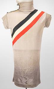 Radsporttrikot - Weltmeister 1897 Arnd  | Original getragenes Radsporttrikot (match worn) von Willy Arend (1876-1964) das er nach seinem Sieg 1896 bei der Deutschen Meisterschaft im Sprint und vermutlich auch bei seinem Weltmeisterschaftssieg der Profis 1897 in Glasgow im Bahnradsport. Nur ein deutscher Meister durfte in diesem Trikot fahren! Graues Seidentrikot mit aufgenähter Scherpe in den Farben des Deutschen Reiches. Mit Knopfleiste und schwarzen Knöpfen. Museumstück!!!. - Bild 2