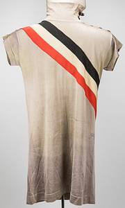 Radsporttrikot - Weltmeister 1897 Arnd  | Original getragenes Radsporttrikot (match worn) von Willy Arend (1876-1964) das er nach seinem Sieg 1896 bei der Deutschen Meisterschaft im Sprint und vermutlich auch bei seinem Weltmeisterschaftssieg der Profis 1897 in Glasgow im Bahnradsport. Nur ein deutscher Meister durfte in diesem Trikot fahren! Graues Seidentrikot mit aufgenähter Scherpe in den Farben des Deutschen Reiches. Mit Knopfleiste und schwarzen Knöpfen. Museumstück!!!. - Bild 3