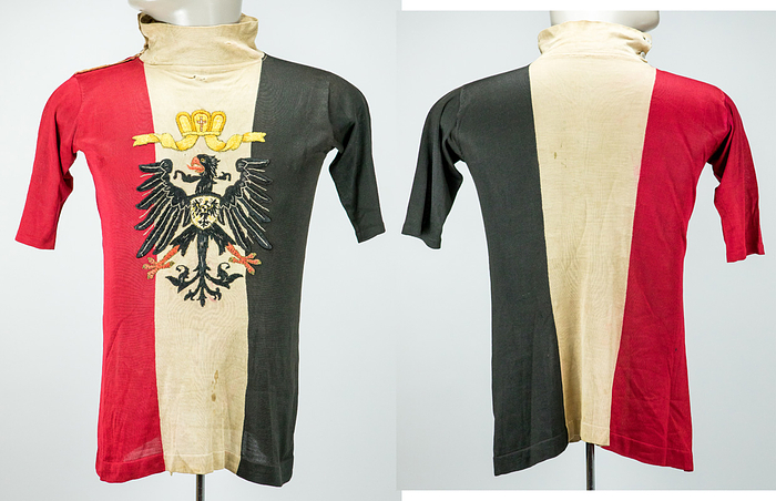 Radsporttrikot - Weltmeister 1901 Robl  | Original getragenes Radsporttrikot (match worn) von Thaddäus Robl bei seinen Weltmeisterschaftssiegen 1901 und 1902. Seidentrikot in den Farben des Deutschen Reiches mit aufgestickten wilhelminischen Kaiseradler (Baumwolle, Goldbrokat). Mit Knopfleiste und Perlmutknöpfen. Museumstück!!!.