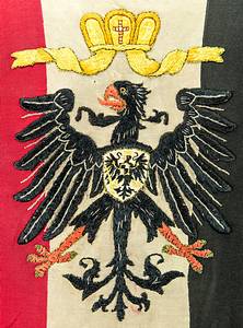 Radsporttrikot - Weltmeister 1901 Robl  | Original getragenes Radsporttrikot (match worn) von Thaddäus Robl bei seinen Weltmeisterschaftssiegen 1901 und 1902. Seidentrikot in den Farben des Deutschen Reiches mit aufgestickten wilhelminischen Kaiseradler (Baumwolle, Goldbrokat). Mit Knopfleiste und Perlmutknöpfen. Museumstück!!!. - Bild 3