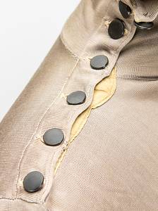 Radsporttrikot - Weltmeister 1897 Arnd  | Original getragenes Radsporttrikot (match worn) von Willy Arend (1876-1964) das er nach seinem Sieg 1896 bei der Deutschen Meisterschaft im Sprint und vermutlich auch bei seinem Weltmeisterschaftssieg der Profis 1897 in Glasgow im Bahnradsport. Nur ein deutscher Meister durfte in diesem Trikot fahren! Graues Seidentrikot mit aufgenähter Scherpe in den Farben des Deutschen Reiches. Mit Knopfleiste und schwarzen Knöpfen. Museumstück!!!. - Bild 4