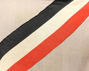 Radsporttrikot - Weltmeister 1897 Arnd  | Original getragenes Radsporttrikot (match worn) von Willy Arend (1876-1964) das er nach seinem Sieg 1896 bei der Deutschen Meisterschaft im Sprint und vermutlich auch bei seinem Weltmeisterschaftssieg der Profis 1897 in Glasgow im Bahnradsport. Nur ein deutscher Meister durfte in diesem Trikot fahren! Graues Seidentrikot mit aufgenähter Scherpe in den Farben des Deutschen Reiches. Mit Knopfleiste und schwarzen Knöpfen. Museumstück!!!. - Bild 5
