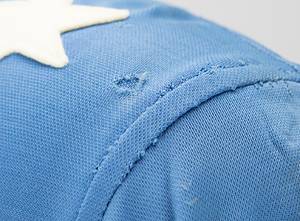 Radsporttrikot - 1936 Gustav Kilian  | Original getragenes Radsporttrikot (match worn) von Gustav Kilian (GER; 1907-2000) aus der Zeit 1934 -1936. Gustav Kilian war von 1925 bis 1951 erfolgreicher Dechstagerennfahrer, er bestirtt 125 Sechstagerennen, dabie war er 34x Sieger. Dieses Trikot trug Kilian in der Zeit von 1934 bis 1936, auch bei ausländischen Wettbewerben in den USA und Großbritannien. Seidentrikot mit blau, weiß und roten genähten Seidenstoff. Mit aufgenähten weißen Filzsternen. Mit Knopfleiste und Knöpfen. Museumstück!!!. - Bild 5