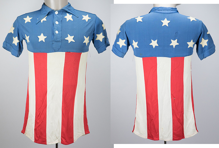 Radsporttrikot - 1936 Gustav Kilian  | Original getragenes Radsporttrikot (match worn) von Gustav Kilian (GER; 1907-2000) aus der Zeit 1934 -1936. Gustav Kilian war von 1925 bis 1951 erfolgreicher Dechstagerennfahrer, er bestirtt 125 Sechstagerennen, dabie war er 34x Sieger. Dieses Trikot trug Kilian in der Zeit von 1934 bis 1936, auch bei ausländischen Wettbewerben in den USA und Großbritannien. Seidentrikot mit blau, weiß und roten genähten Seidenstoff. Mit aufgenähten weißen Filzsternen. Mit Knopfleiste und Knöpfen. Museumstück!!!.